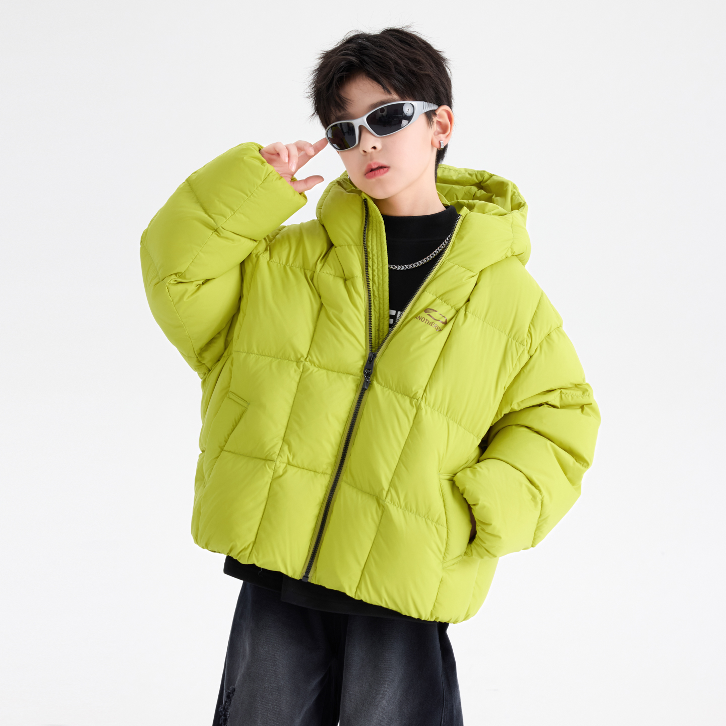 男童短款白鸭绒羽绒服