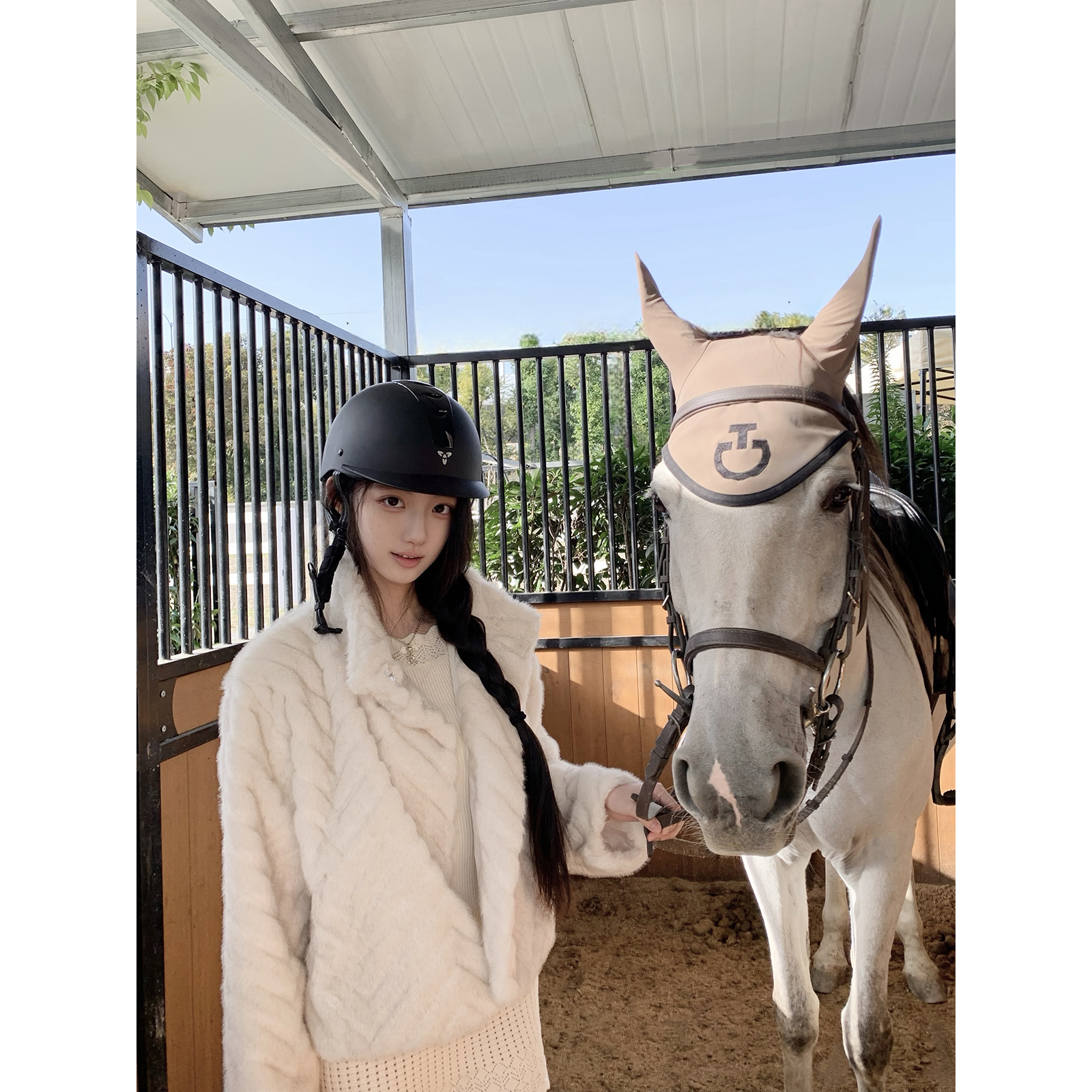 Hotdog热狗很辣奶杏色短款外套