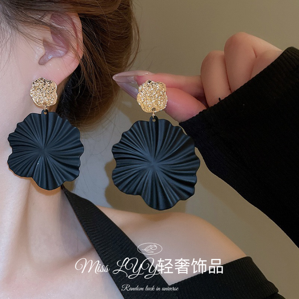 度假风黑色荷叶耳环女925银针欧美时尚个性显脸小高级感气质耳饰
