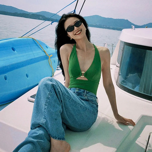 泳衣女泡温泉深V领复古港风ins小胸聚拢遮肚显瘦学生保守连体泳装