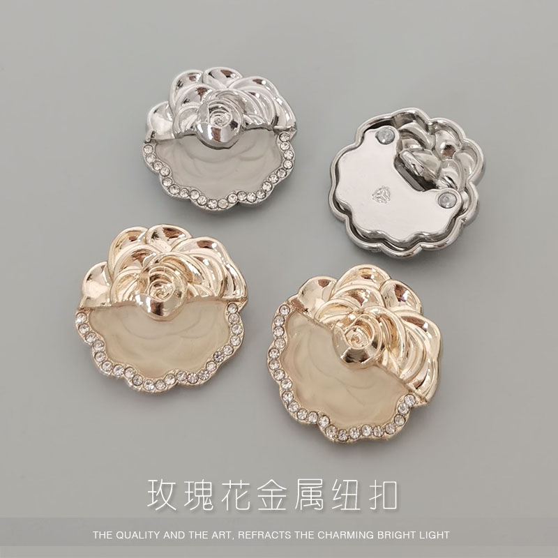 金属玫瑰花纽扣香风装饰大衣