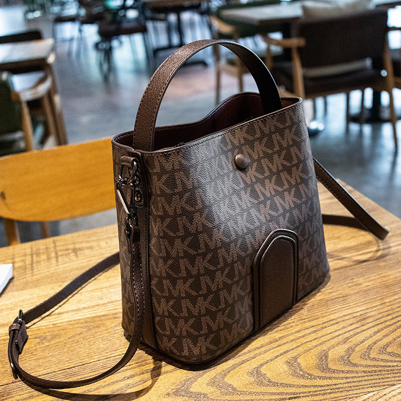 通勤女包2021新款水桶包复古百搭中年妈妈手提包时尚单肩斜挎包潮