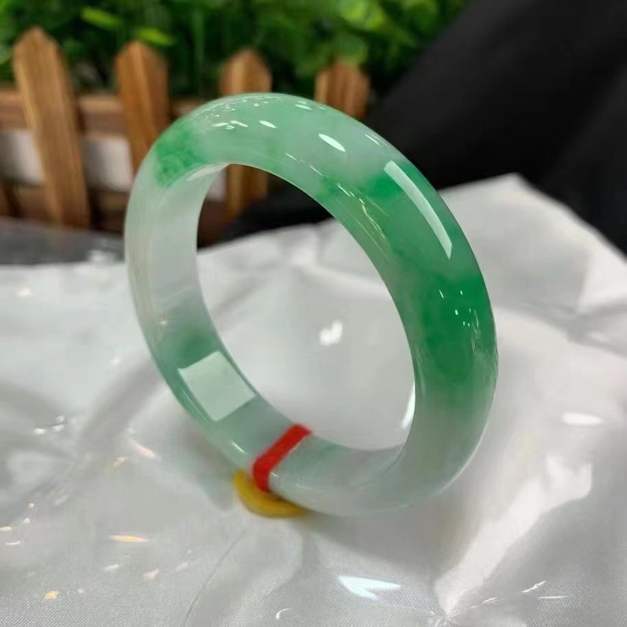 周大諨缅甸天然翡翠手镯冰种玉手镯浅绿飘花玉镯子女真玉镯带证书