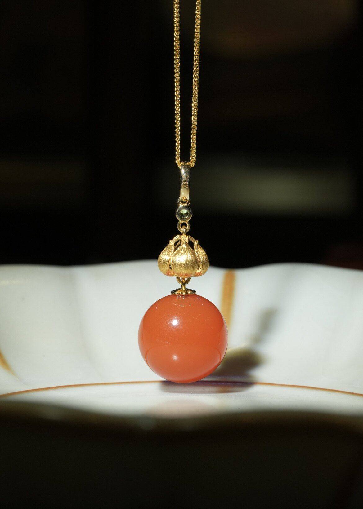 18k金镶嵌天然保山原矿南红玛瑙冰红圆珠吊坠路路通时尚个性女款