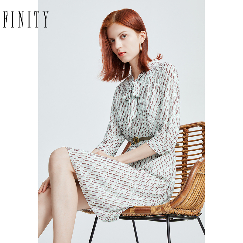 菲妮迪品牌连衣裙2024年秋季飘带领时尚气质印花中长款裙子女