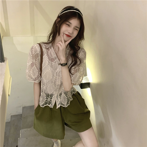 Real auction real price French retro gentle V-neck thin foreign style shirt + butter green shorts~