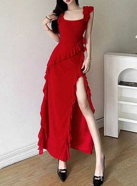 圣诞节穿搭御姐红色吊带连衣裙不规则荷叶边性感开叉海边度假长裙