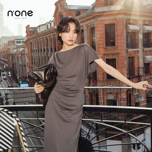 n'one斜肩领腰部打褶气质连衣裙