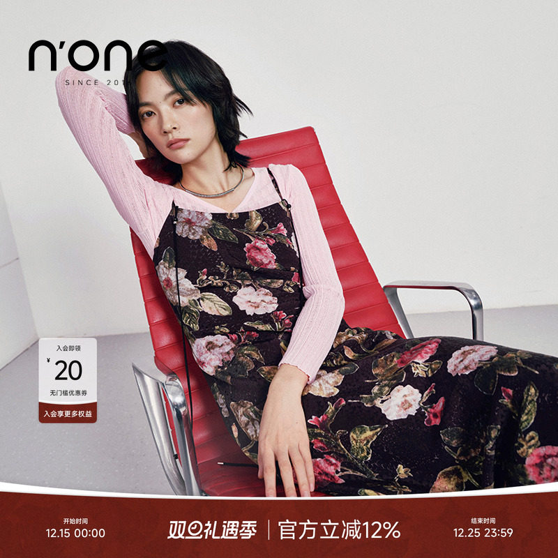 none吊带方领腰部打褶开叉连衣裙