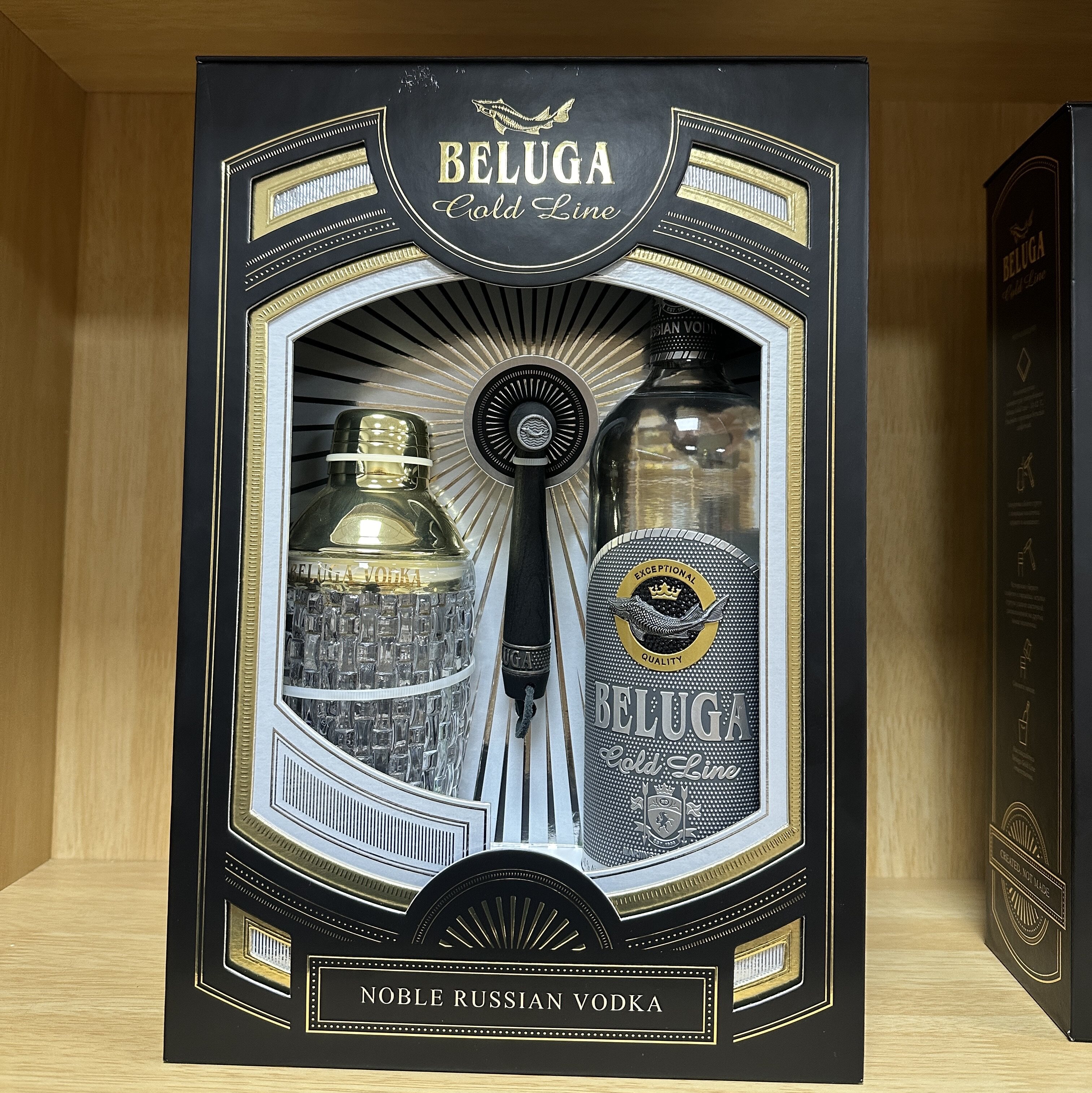 俄罗斯原装进口白酒白鲸牌鲟鱼伏特加beluga洋酒吧700ml礼盒顺丰