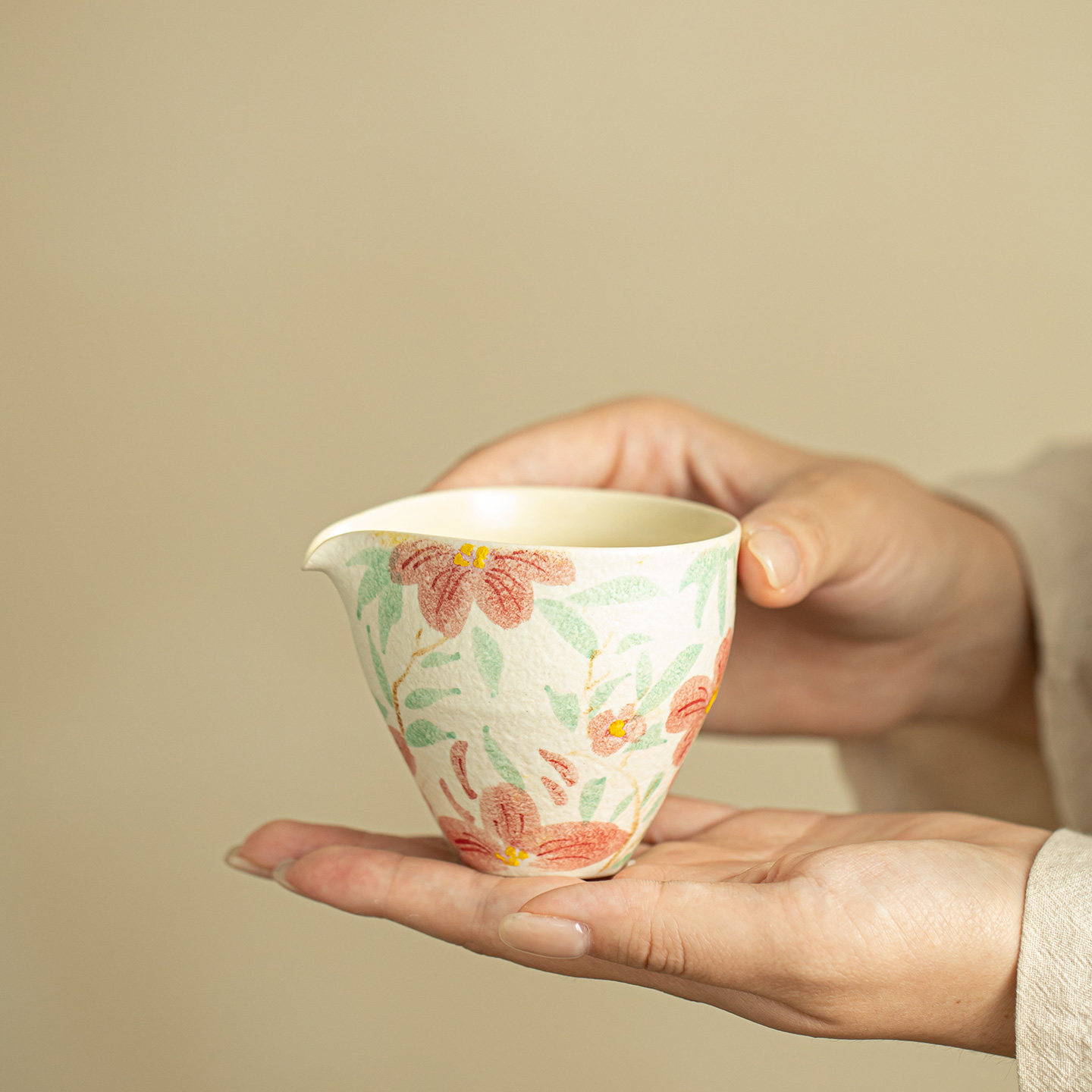 岩矿白手绘椿花公道杯高档家用陶瓷分茶器轻奢功夫茶具防烫分茶杯