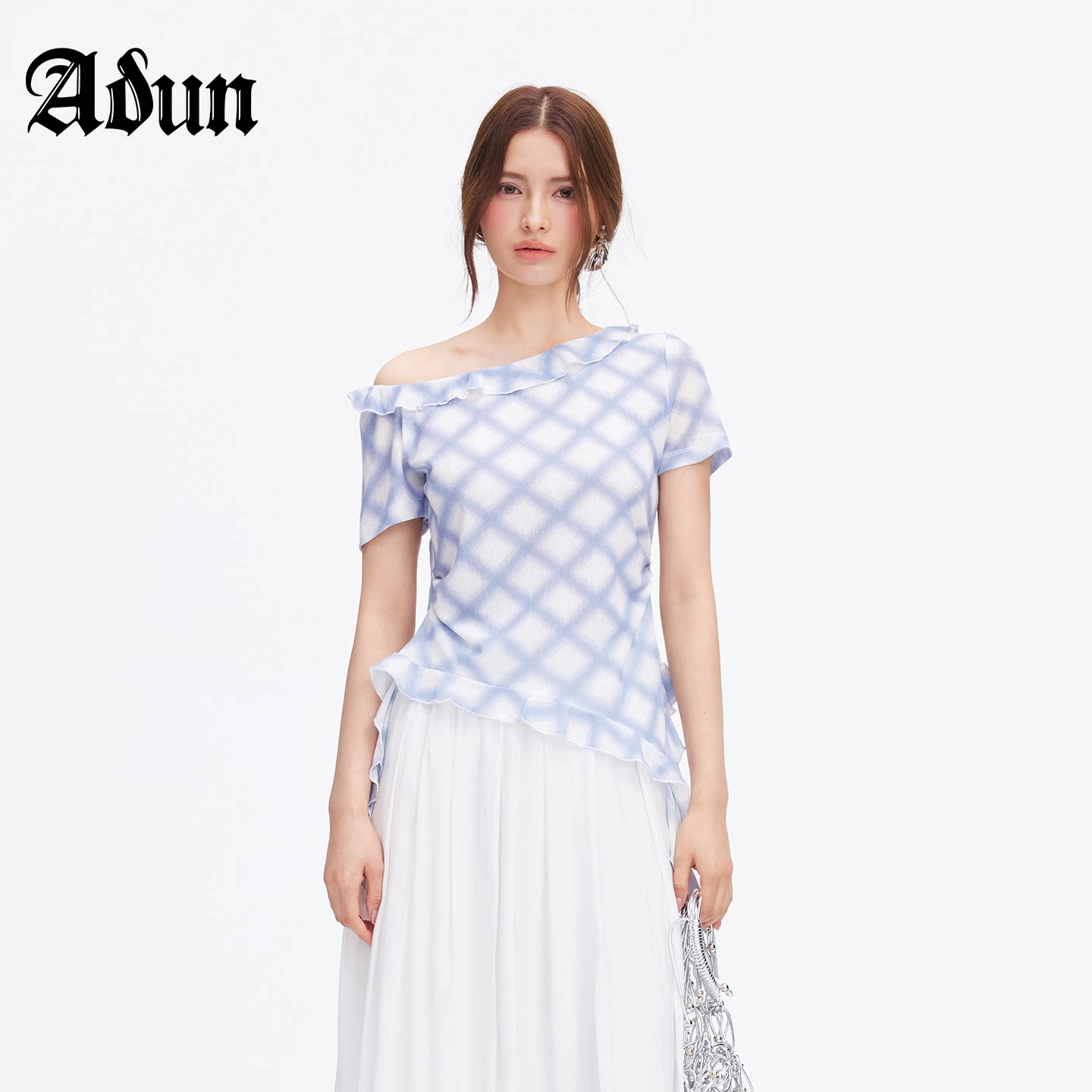 Abun【商场同款】2026年夏季新品法式小众设计感斜肩格纹上衣图片