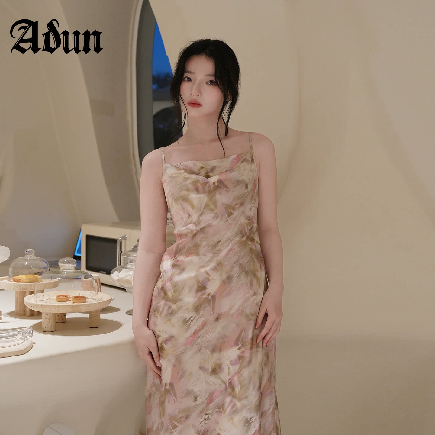 Abun【商场同款】2026年夏季新品荡领侧边抽褶温柔氛围感吊带裙