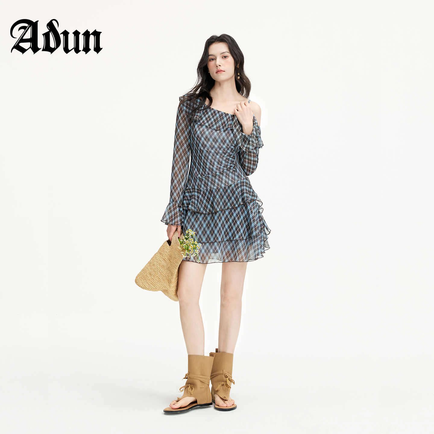 Abun【商场同款】2026年春季新品斜肩格纹女荷叶边露肩收腰连衣裙