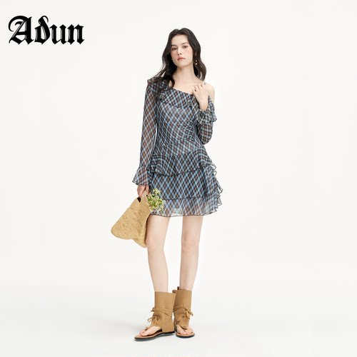 Abun【商场同款】2026年春季新品斜肩格纹女荷叶边露肩收腰连衣裙