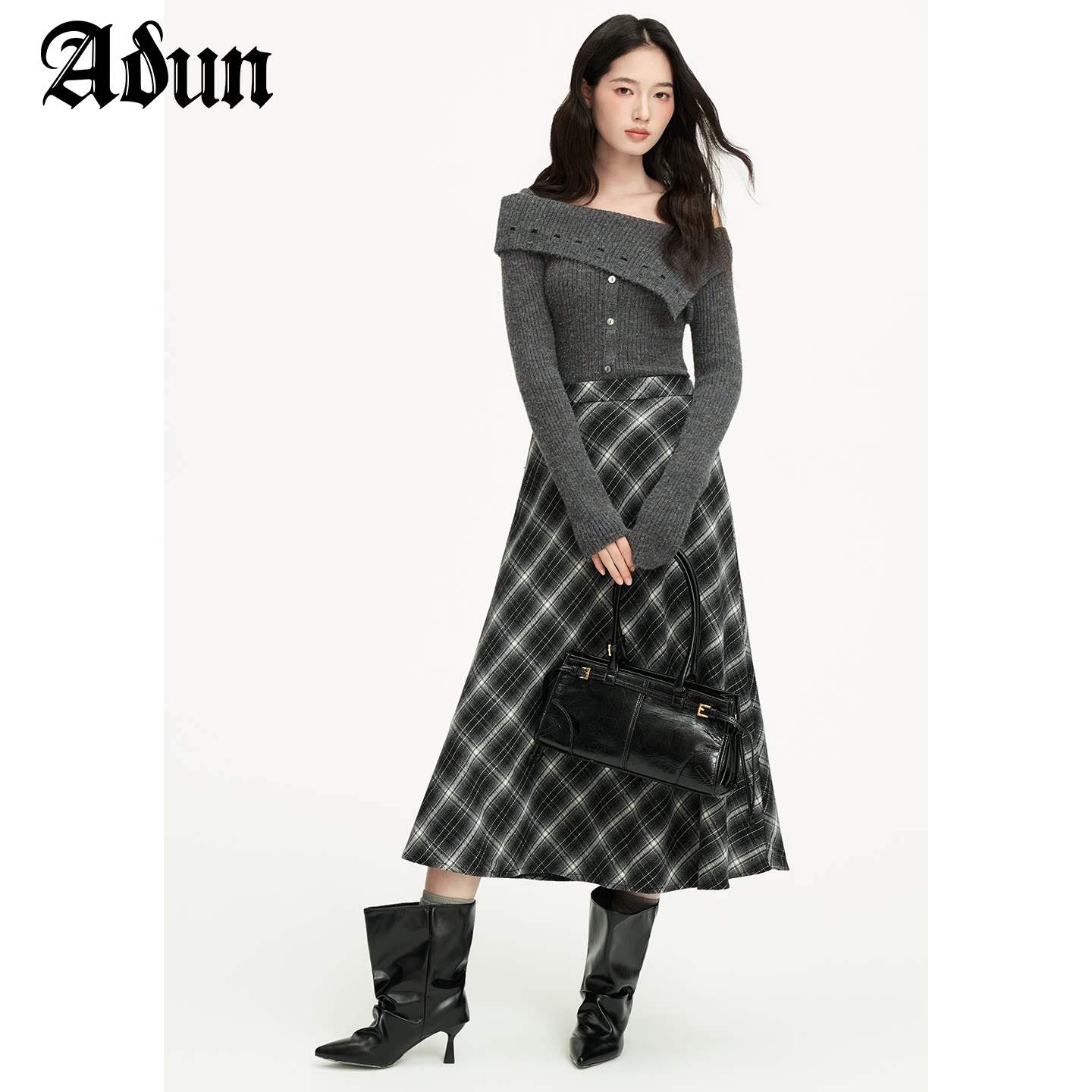 Abun【商场同款】2026冬季新品一字肩翻领软糯针织上衣女