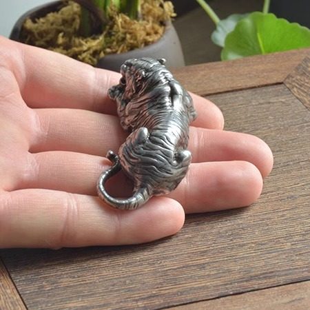 手工敲打藏传天铁陨铁錾刻摆件