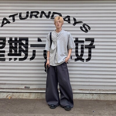 褶皱设计多扣子纯色短袖T恤男