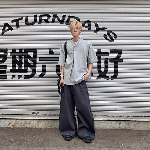 褶皱设计多扣子纯色短袖T恤男