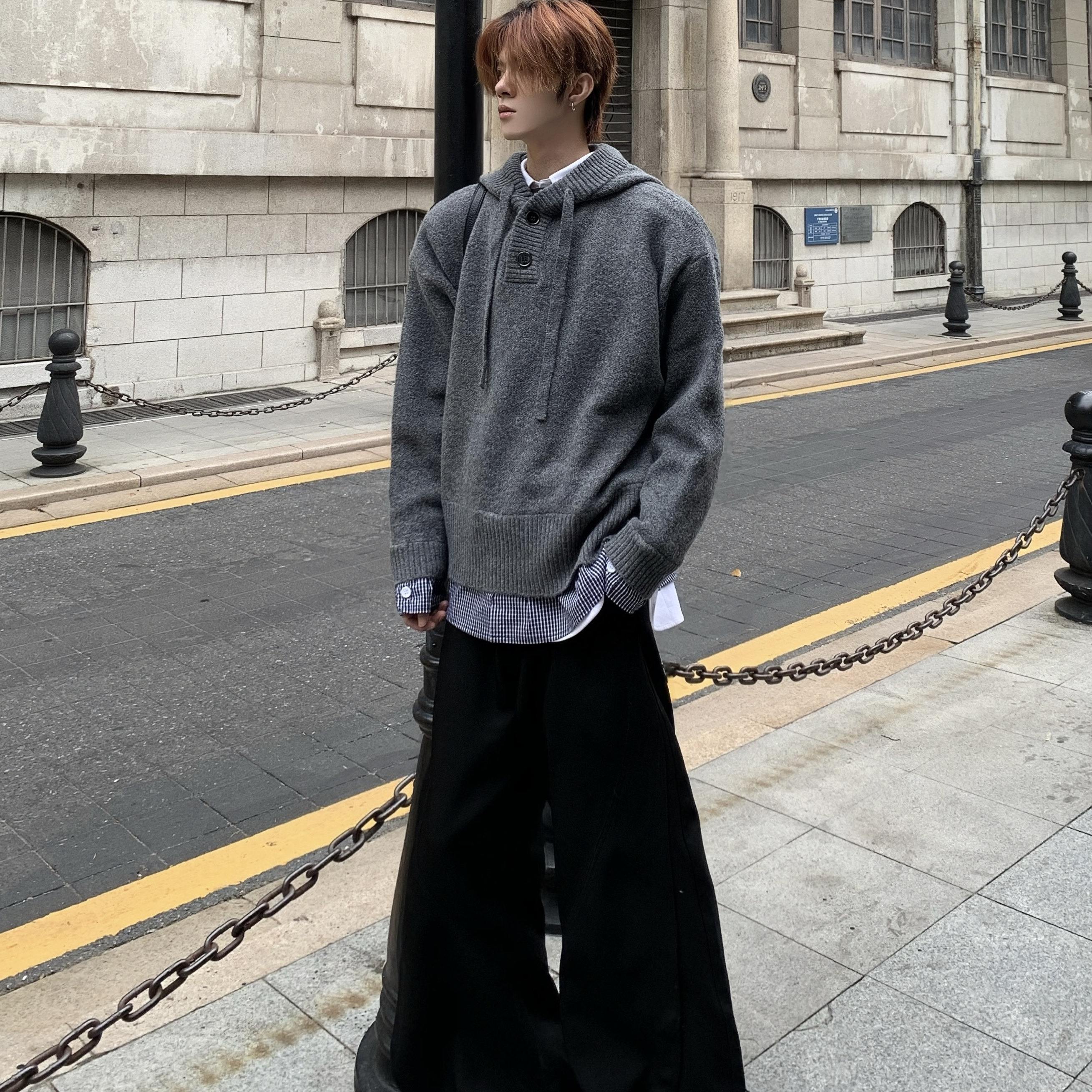 灰色拼接连帽套头针织衫毛衣男