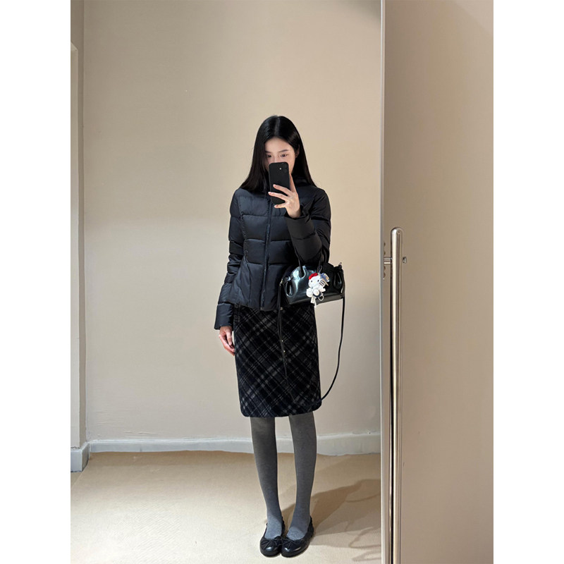 黑色收腰排骨羽绒服女2026秋冬新款连帽修身显瘦小个子白鸭绒外套