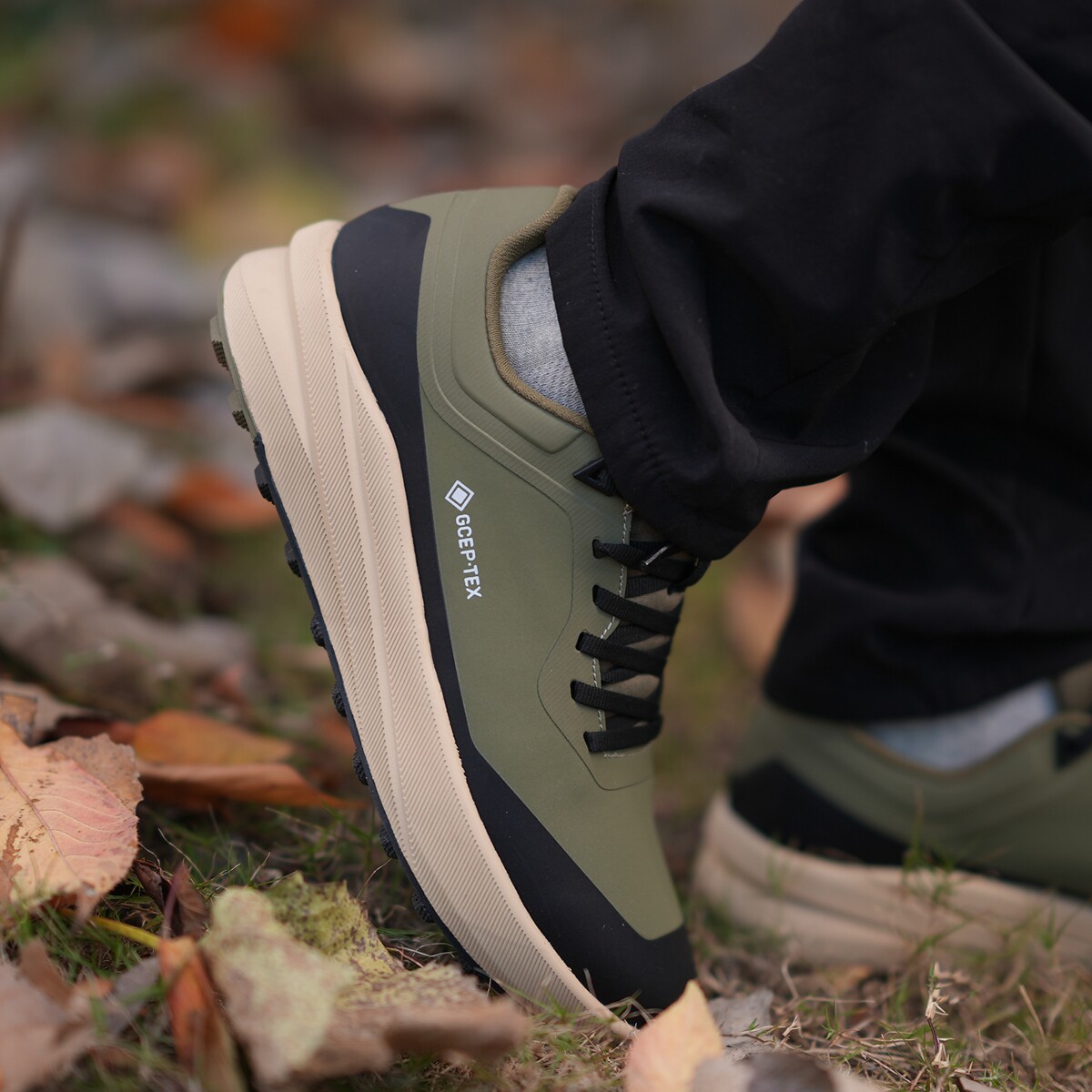 柜1590！GTX防水透气网面+缓震大底！户外男士越野跑步休闲运动鞋