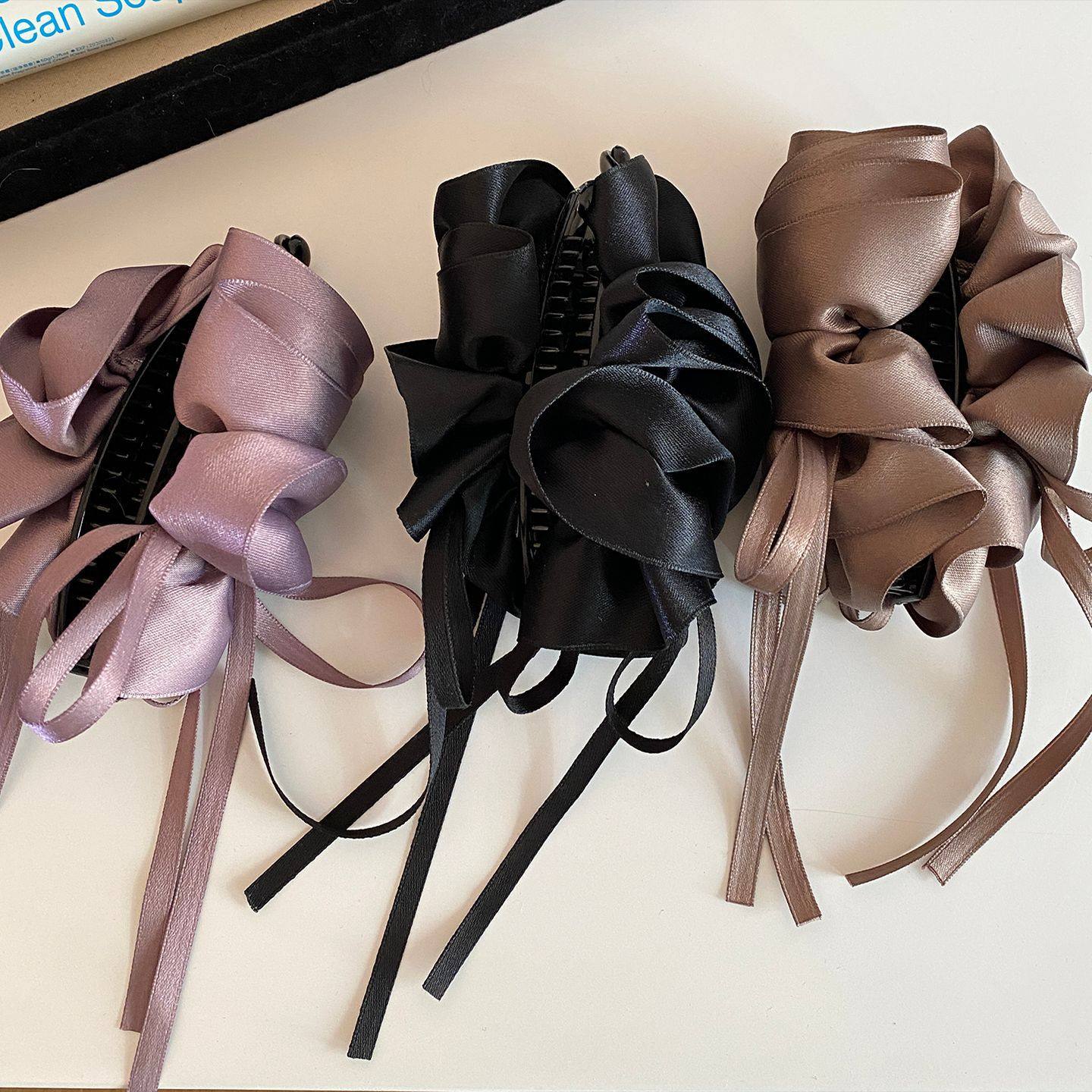 高级感缎面香蕉夹女花苞褶皱设计显发量后脑勺盘发韩系慵懒风新款,饰品/流行首饰/时尚饰品新,民族风发饰,淘宝优惠券,粉丝福利购,淘宝优惠卷