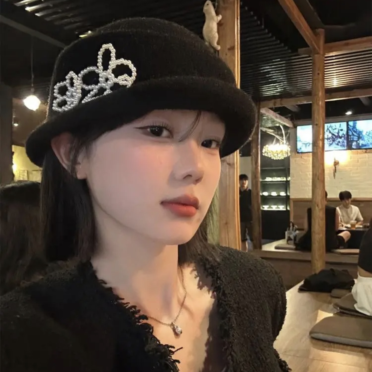 法式赫本风珍珠花朵渔夫帽女秋冬季高级感千金风帽子黑色优雅礼帽