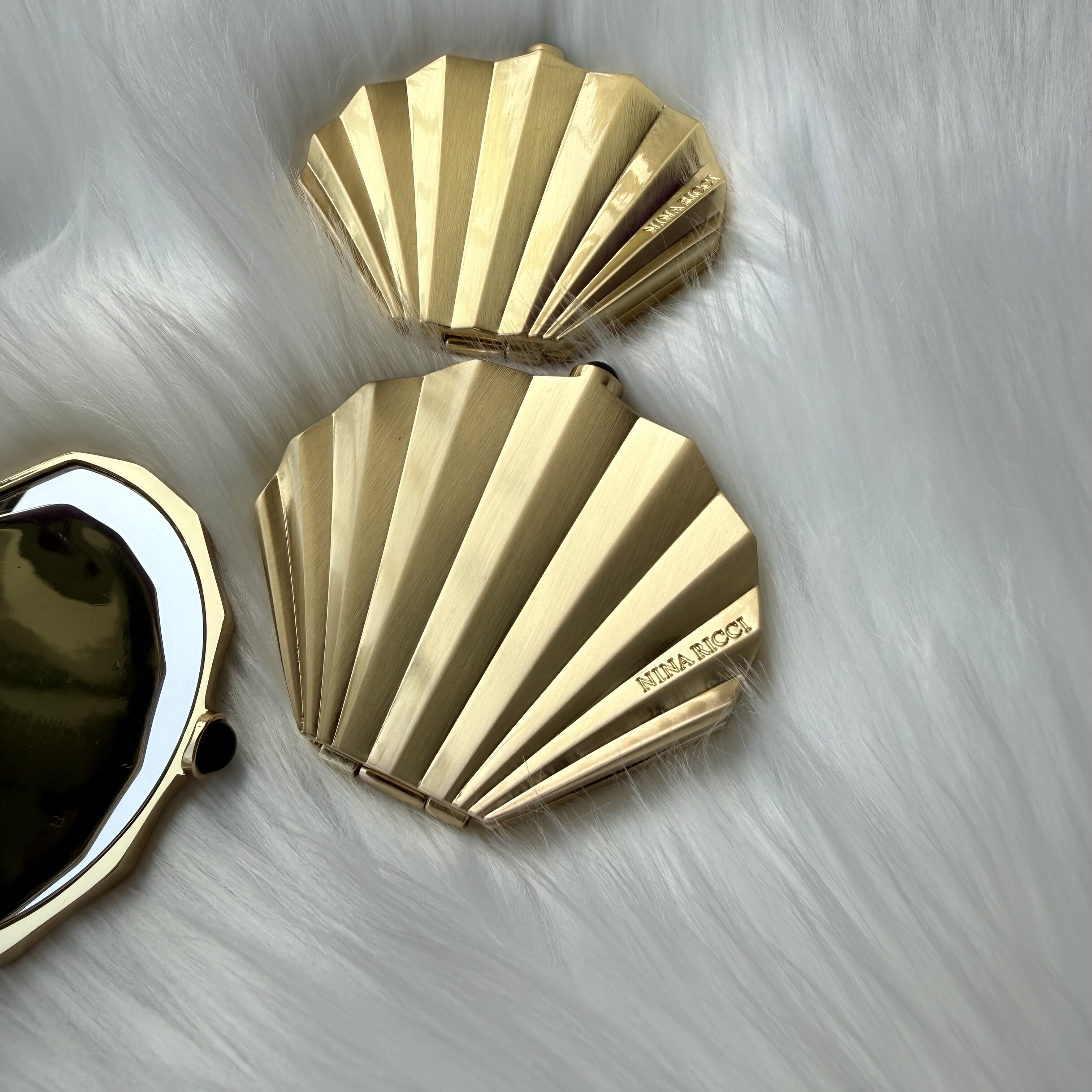 国潮新款化妆镜 清晰美容贝壳镜便捷式随身简约折叠化妆包 锌合金