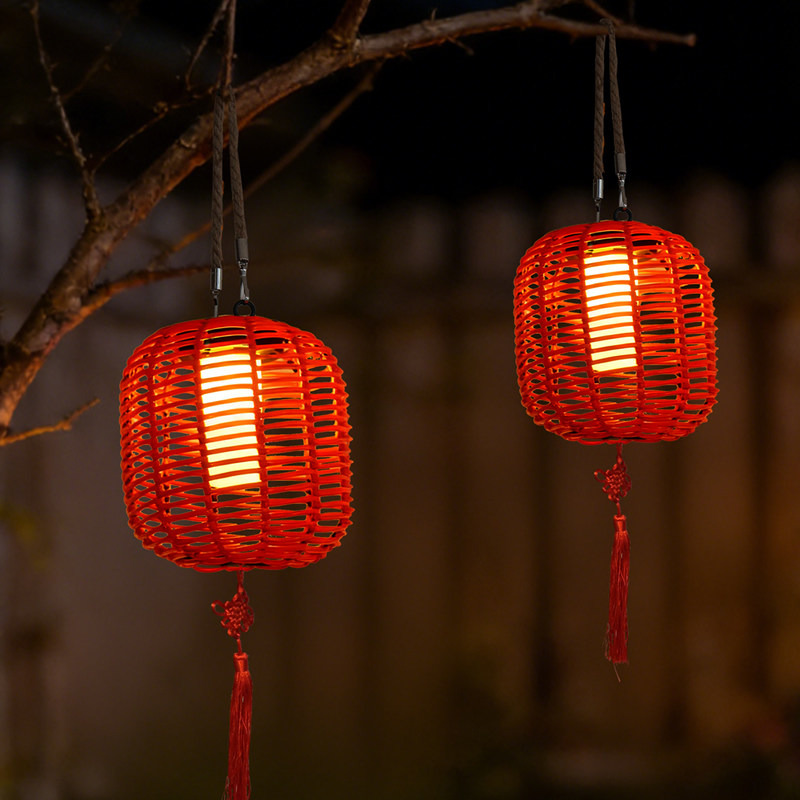 新款太阳能小红灯笼春节新年挂树吊灯氛围新中式仿竹编灯庭院阳台