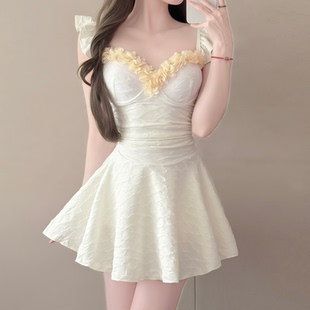 泳衣女款高级感绝美连体裙式平角小胸聚拢遮肚显瘦海边度假泡温泉