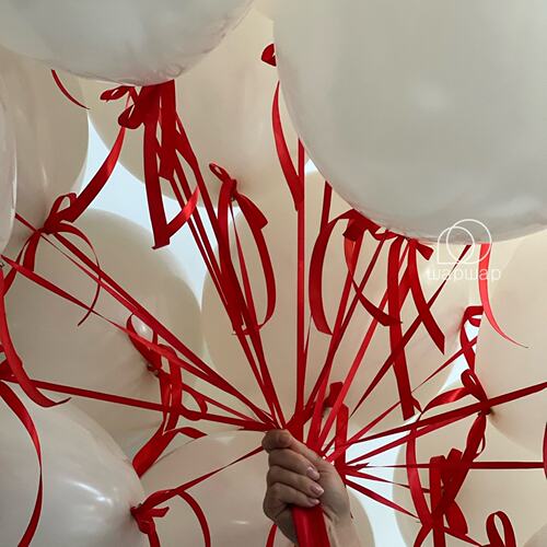 大红色蝴蝶结丝带装饰气球派对