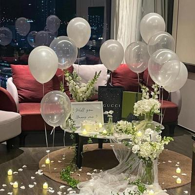 白色气球周年纪念日求婚惊喜布置