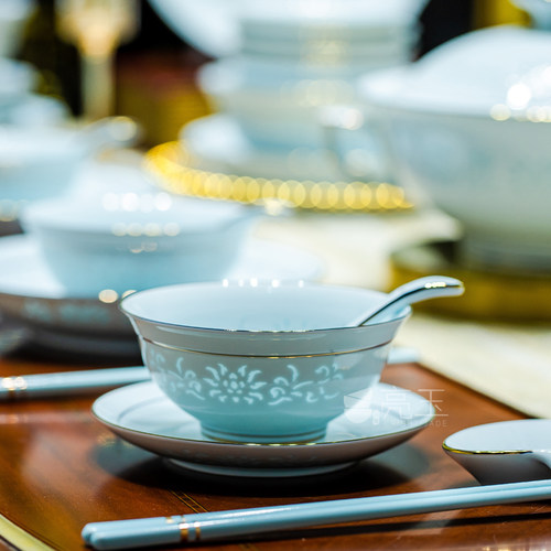 亮玉釉下彩青瓷玲珑餐具