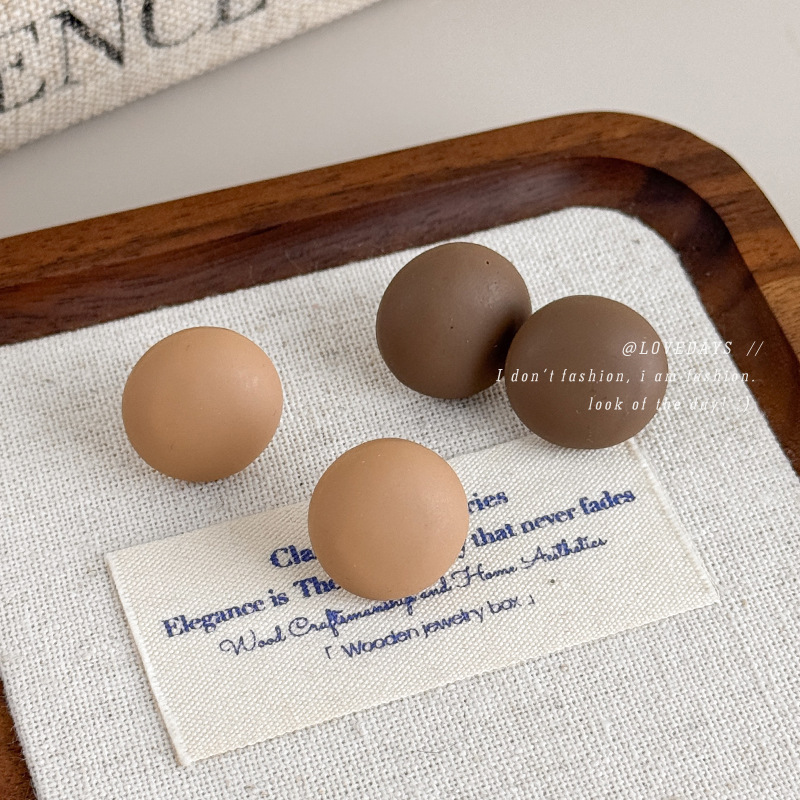 秋冬磨砂奶茶色圆形耳钉