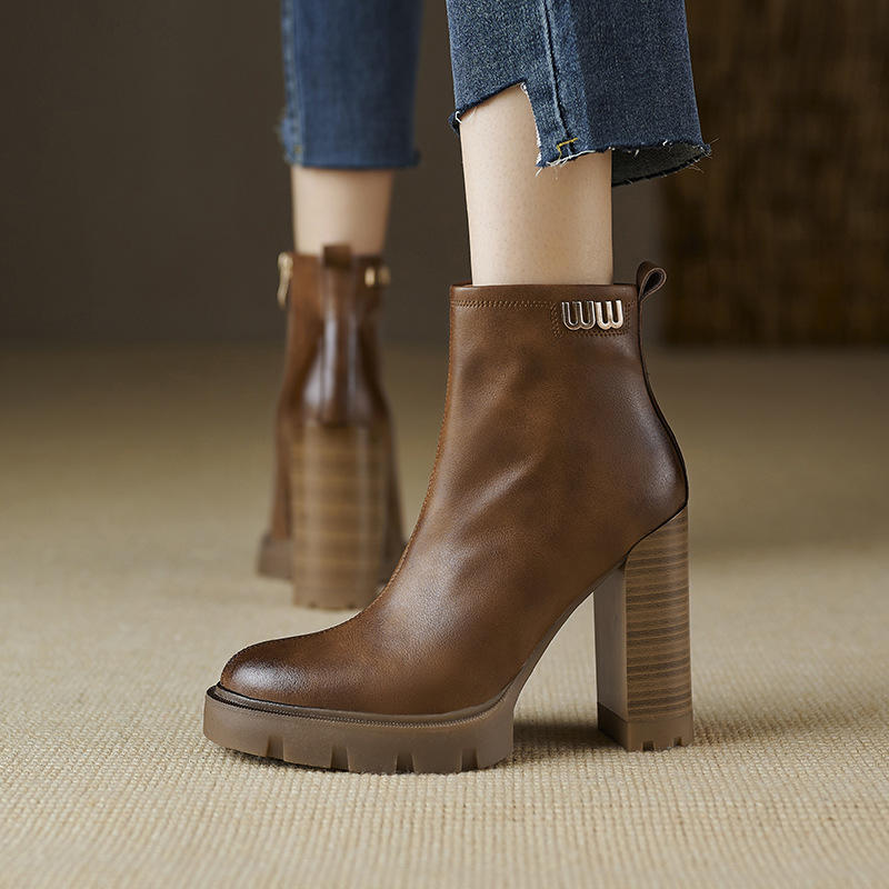 新款粗跟短靴女2024年外贸防水台气质高跟鞋冬季棕色圆头马丁女靴