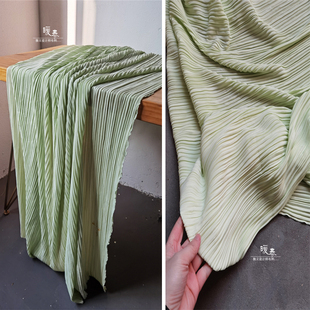 2024春新款三宅一生春意绿压褶肌理创意面料顺滑春季连衣裙设计布