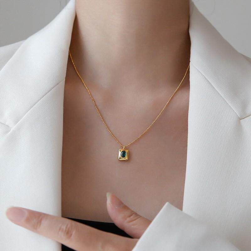 小众轻奢方牌绿水晶项链女夏锁骨链颈链装饰吊坠百搭高级设计感