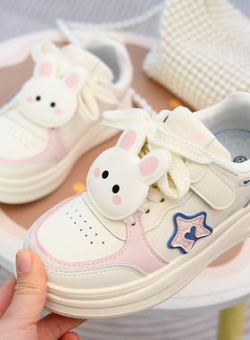 儿童板鞋时尚卡通小白鞋2026春季新款女孩童鞋防滑中大童休闲鞋子