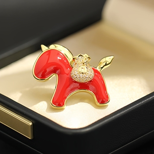 【1折】福马鸿运红色镶石背钱袋的小红马胸针伴手礼公司礼品别针