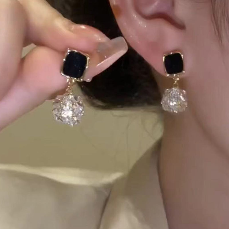 法式钻球耳环2025新款爆款小众设计高级感耳饰爆闪冷淡风耳钉银针,饰品/流行首饰/时尚饰品新,耳环,淘宝优惠券,粉丝福利购,淘宝优惠卷