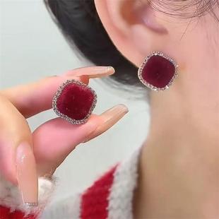 红色闪钻植绒耳钉银针2025新款爆款港风复古耳环小众轻奢气质耳饰