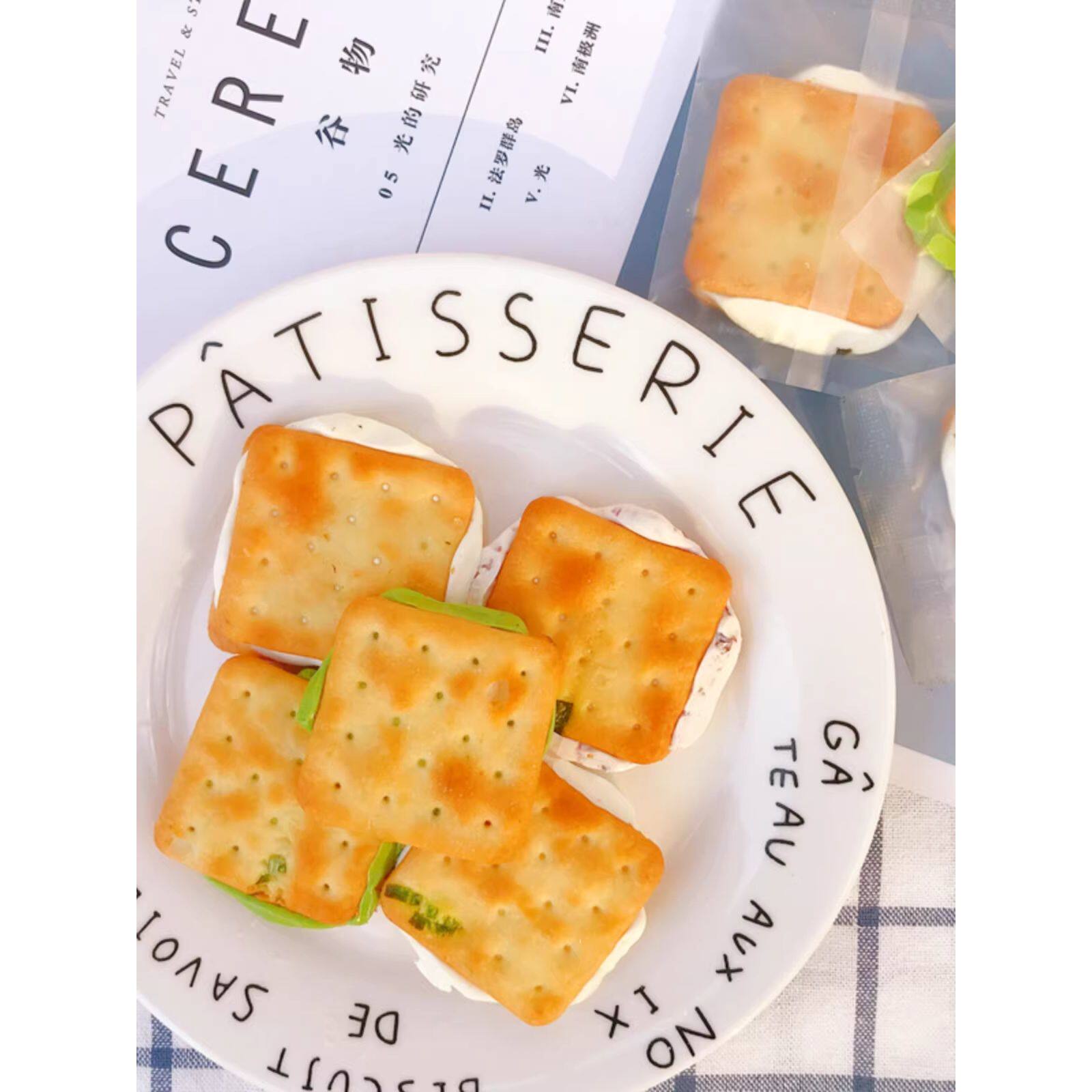 牛轧糖饼干台湾手工葱香蔓越莓牛扎苏打饼干网红夹心饼干休闲零食