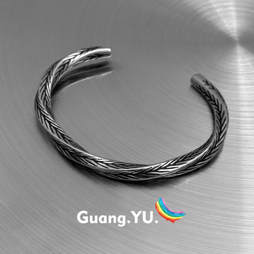 GuangYu莫比乌斯羽毛纹手镯男款钛钢实心复古做旧开口手环配饰潮