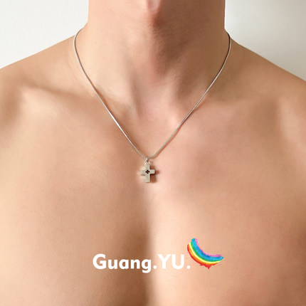 GuangYu立体镂空十字架项链男潮钛钢吊坠简约百搭蛇骨链小众配饰
