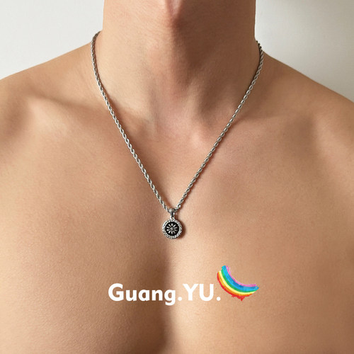 GuangYu黑色圆牌花朵吊坠毛衣链钛钢项链男女小众百搭麻花链配饰