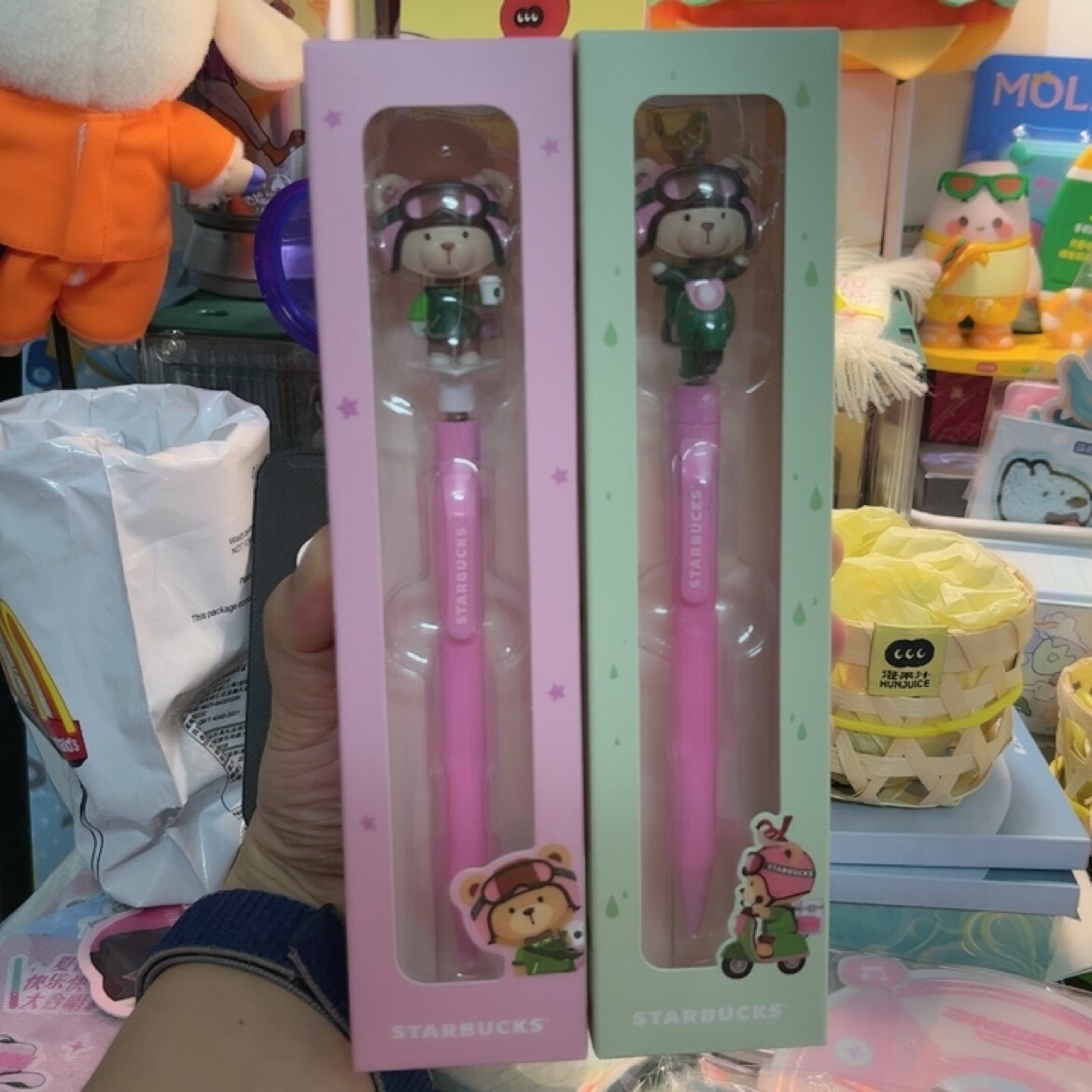 全新星巴克周边熊店长造型摇摇笔麻雀款纸飞机粉色笔流沙冰箱贴