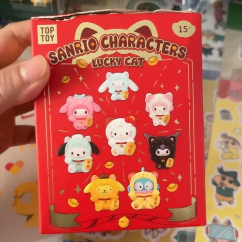 全新sanrio三丽鸥家族招财猫系列毛绒挂饰盲盒丑鱼汉顿款包包挂件