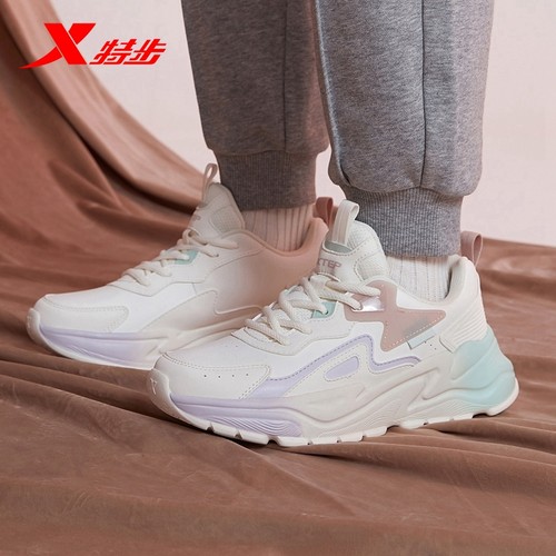特步凌步女鞋休闲鞋运动鞋秋季新款皮面防泼水老爹鞋轻质小白鞋女