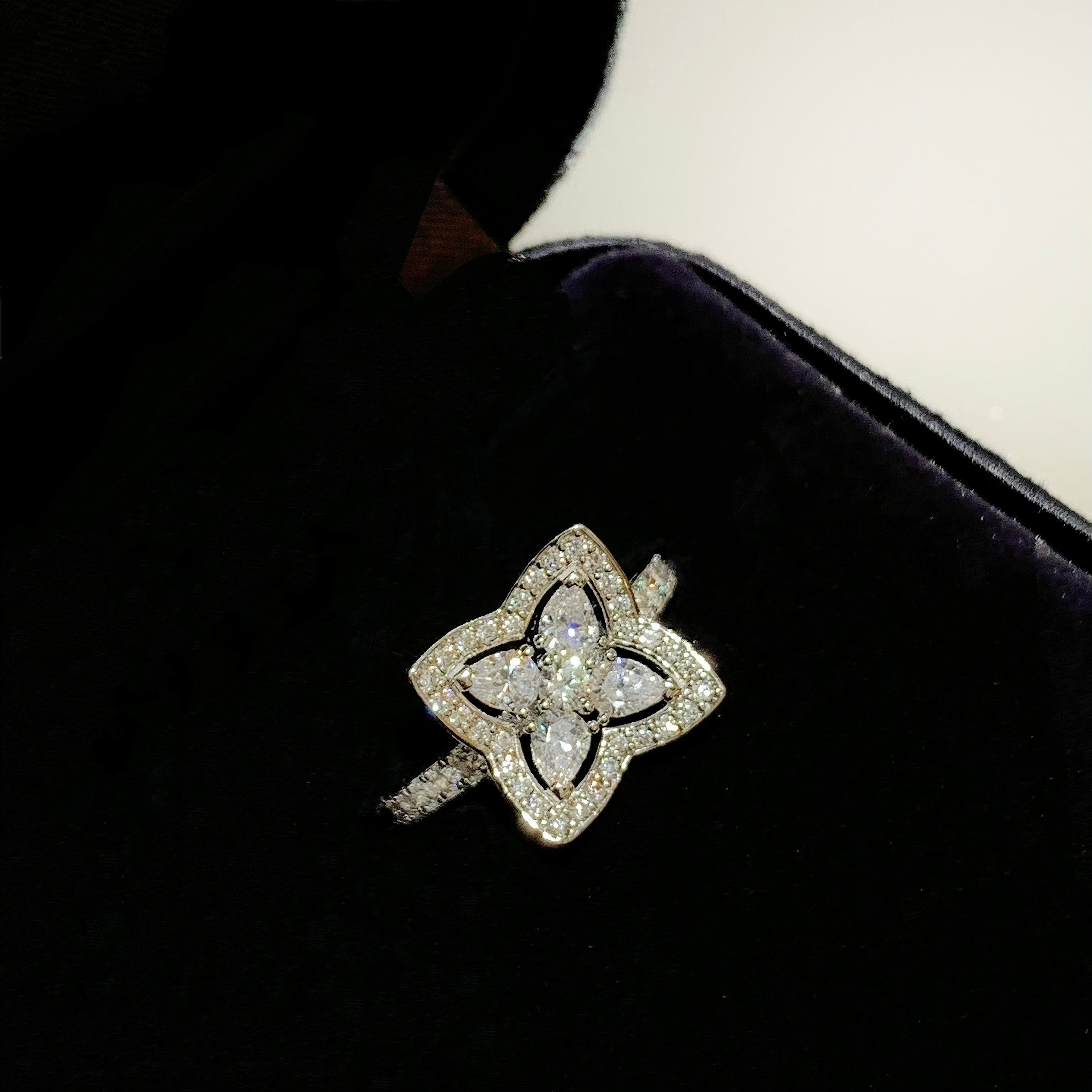 设计师款莲花四叶草戒指通体925纯银满钻花朵女戒气质百搭时尚